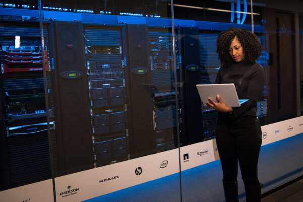 Biyoinformatikte Temel Araçlar ve Veritabanları Eğitimi software engineer standing beside server racks